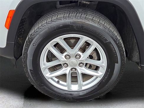 Used 2024 Jeep Grand Cherokee Laredo X image 9