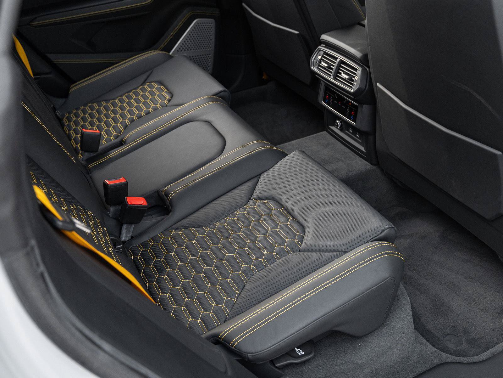 Used 2022 Lamborghini Urus AWD/4WD image 37