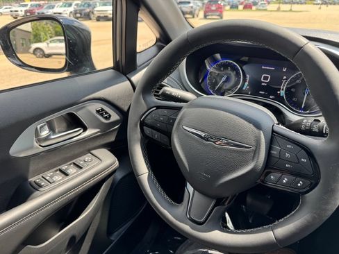 Used 2025 Chrysler Pacifica Limited FWD image 21
