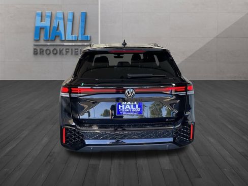 New 2025 Volkswagen Tiguan SE R-Line image 4