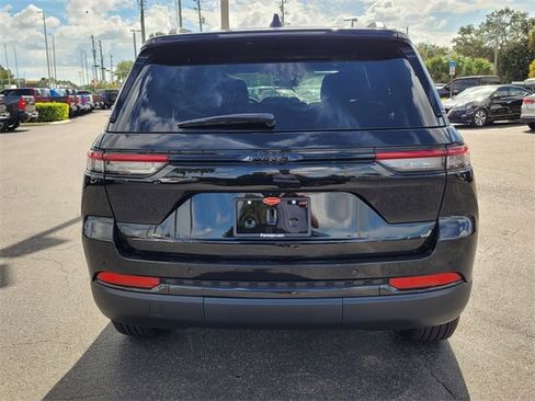 Used 2025 Jeep Grand Cherokee Altitude image 6