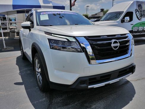 Used 2024 Nissan Pathfinder SL w/ Cargo Package AWD/4WD image 3