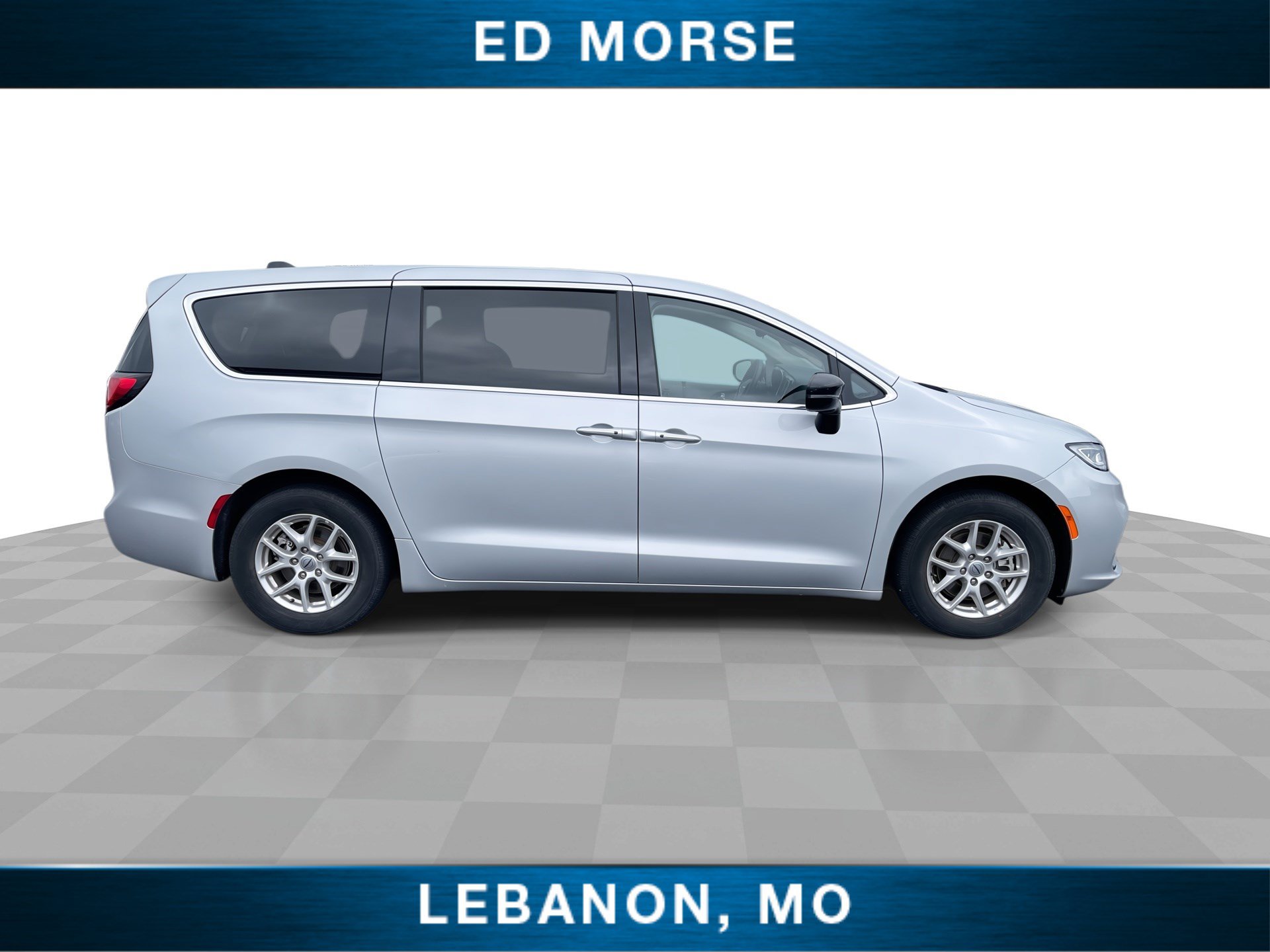 Used 2024 Chrysler Pacifica Touring-L FWD image 9
