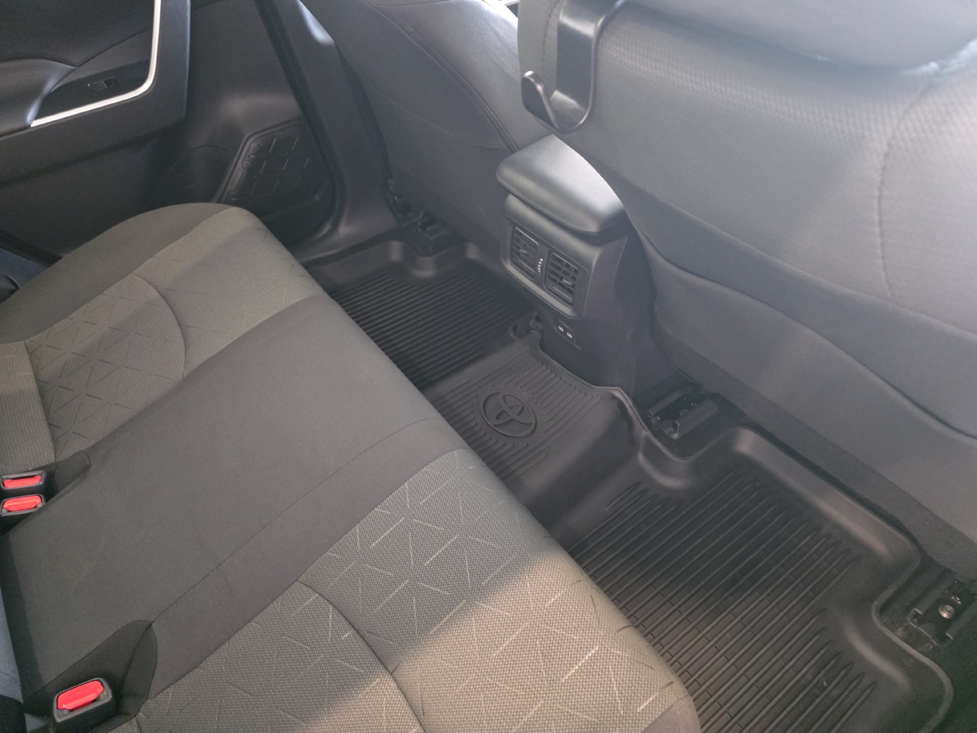 Used 2023 Toyota RAV4 XLE w/ Convenience Package FWD image 11
