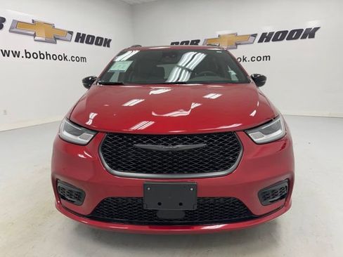 Used 2025 Chrysler Pacifica Limited FWD image 2