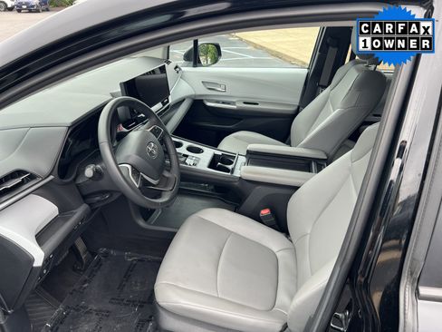 Used 2025 Toyota Sienna XLE FWD image 5