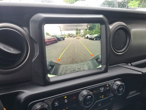 Certified 2022 Jeep Gladiator Willys image 27