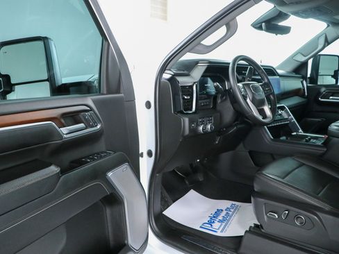 Used 2024 GMC Sierra 2500 Denali w/ Denali Reserve Package AWD/4WD image 3