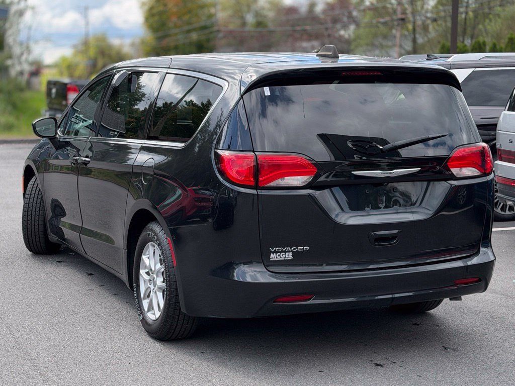 Used 2023 Chrysler Voyager LX FWD image 3
