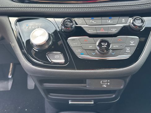 New 2026 Chrysler Pacifica Select image 13