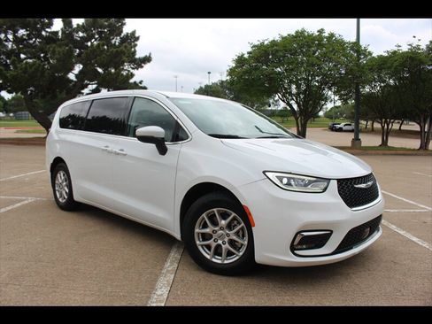 Used 2023 Chrysler Pacifica Touring-L FWD image 7