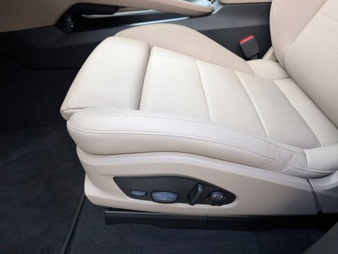 Certified 2025 Porsche Macan Electric image 29