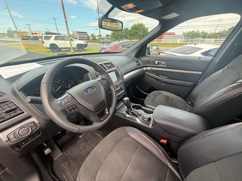 Used 2018 Ford Explorer XLT w/ Equipment Group 202A AWD/4WD image 14