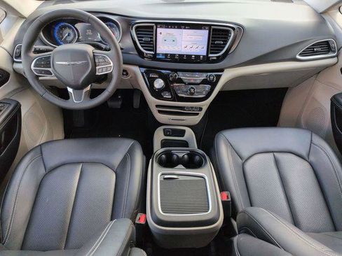 Certified 2024 Chrysler Pacifica Touring-L image 26