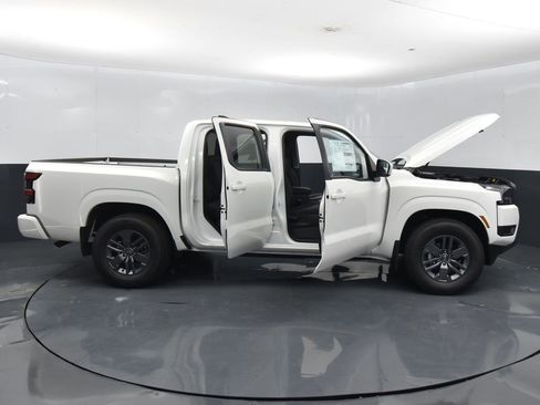 Certified 2025 Nissan Frontier SV image 45