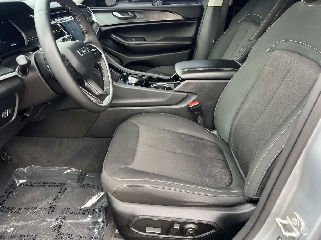 Used 2023 Jeep Grand Cherokee Laredo AWD/4WD image 14