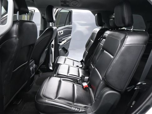 Certified 2021 Ford Explorer XLT w/ Equipment Group 202A RWD image 17