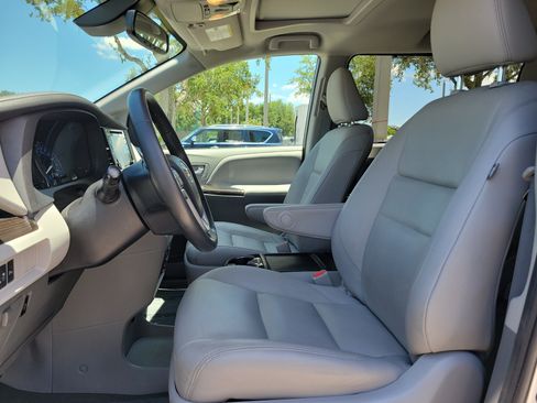 Used 2020 Toyota Sienna XLE w/ XLE Navigation Package FWD image 14