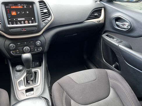 Used 2016 Jeep Cherokee Latitude AWD/4WD image 23