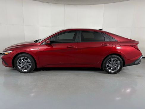 Used 2024 Hyundai Elantra Blue image 5