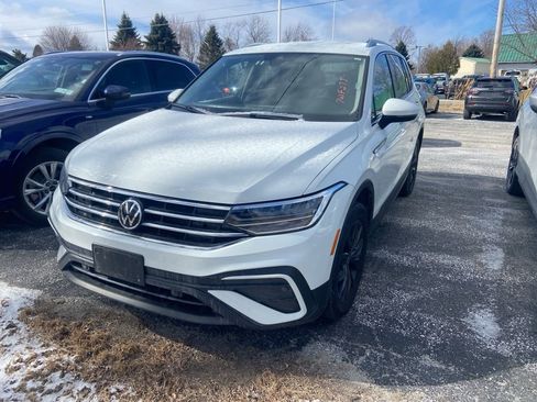 Used 2024 Volkswagen Tiguan SE image 3