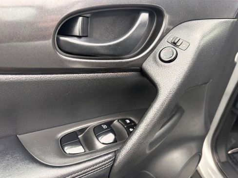 Used 2020 Nissan Rogue S image 17