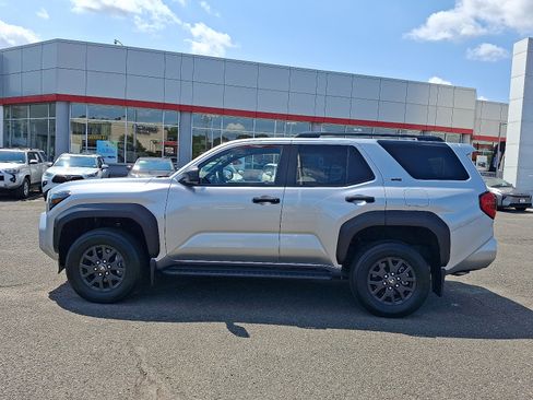 Used 2025 Toyota 4Runner SR5 AWD/4WD image 4