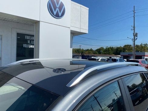 New 2025 Volkswagen Taos SE image 17