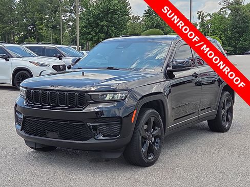Used 2024 Jeep Grand Cherokee Altitude AWD/4WD image 2