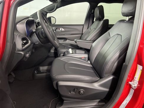 New 2026 Chrysler Pacifica Select image 9
