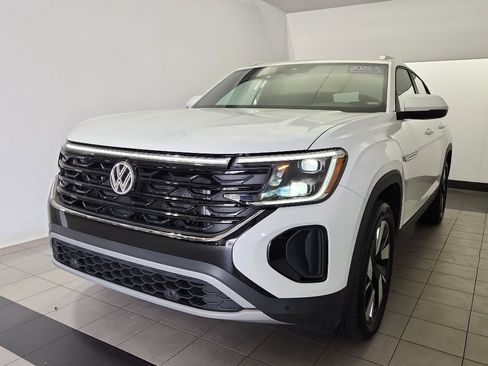 Certified 2025 Volkswagen Atlas Cross Sport SE image 2