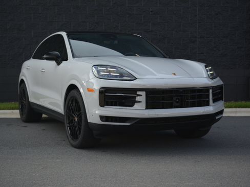 Used 2025 Porsche Cayenne Coupe AWD/4WD image 9