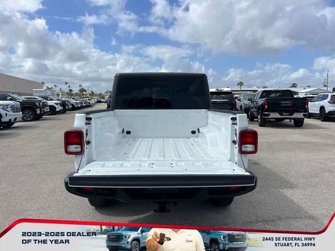Used 2023 Jeep Gladiator Willys image 16