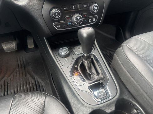 Used 2019 Jeep Cherokee Limited AWD/4WD image 17