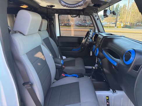 Used 2017 Jeep Wrangler Unlimited Rubicon w/ Connectivity Group image 19