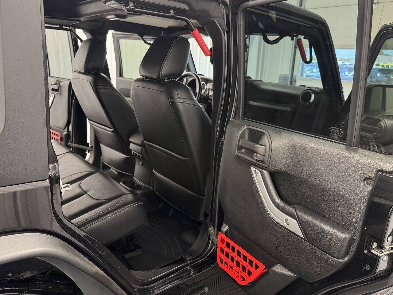 Used 2018 Jeep Wrangler Unlimited Rubicon w/ Connectivity Group AWD/4WD image 21