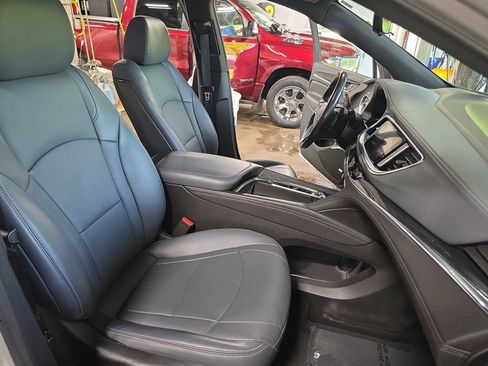 Used 2022 Buick Enclave Premium AWD/4WD image 10