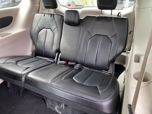 Used 2023 Chrysler Pacifica Touring-L FWD image 29