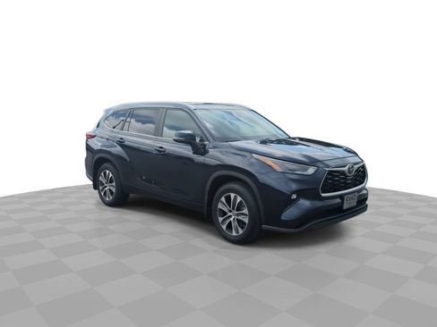 Used 2023 Toyota Highlander XLE FWD image 2