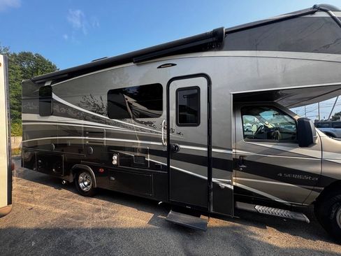 Used 2017 Ford E-450 and Econoline 450 Super Duty w/ Motorhome Prep Package RWD image 6