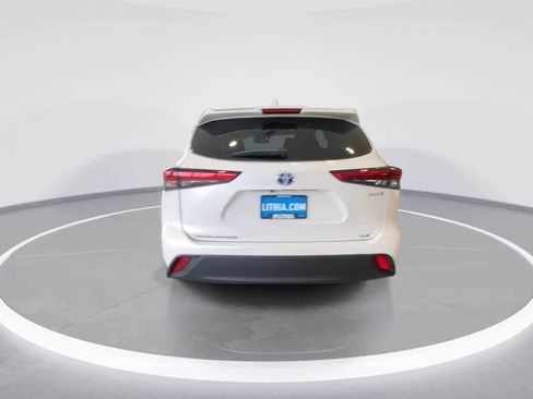 Used 2020 Toyota Highlander XLE AWD/4WD image 7