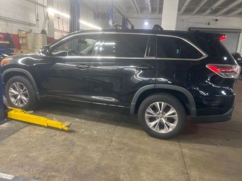 Used 2016 Toyota Highlander Plus FWD image 3