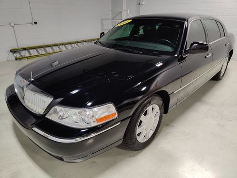 Used 2011 Lincoln Town Car Executive L RWD image 22