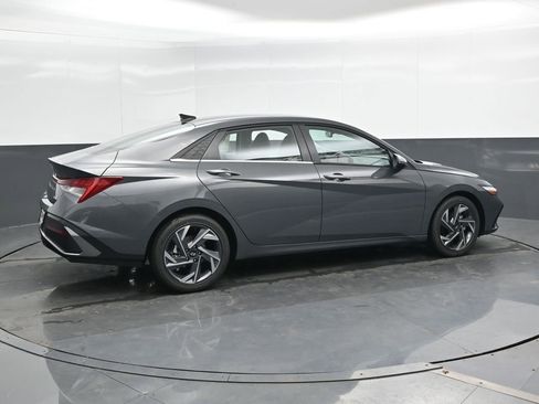 Used 2025 Hyundai Elantra Limited image 3