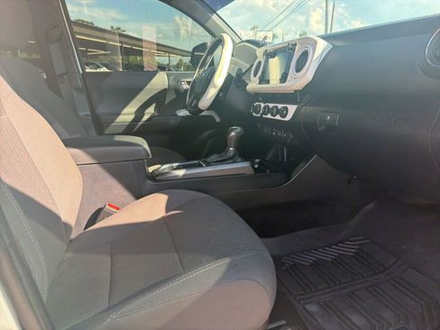 Used 2018 Toyota Tacoma TRD Off-Road AWD/4WD image 15