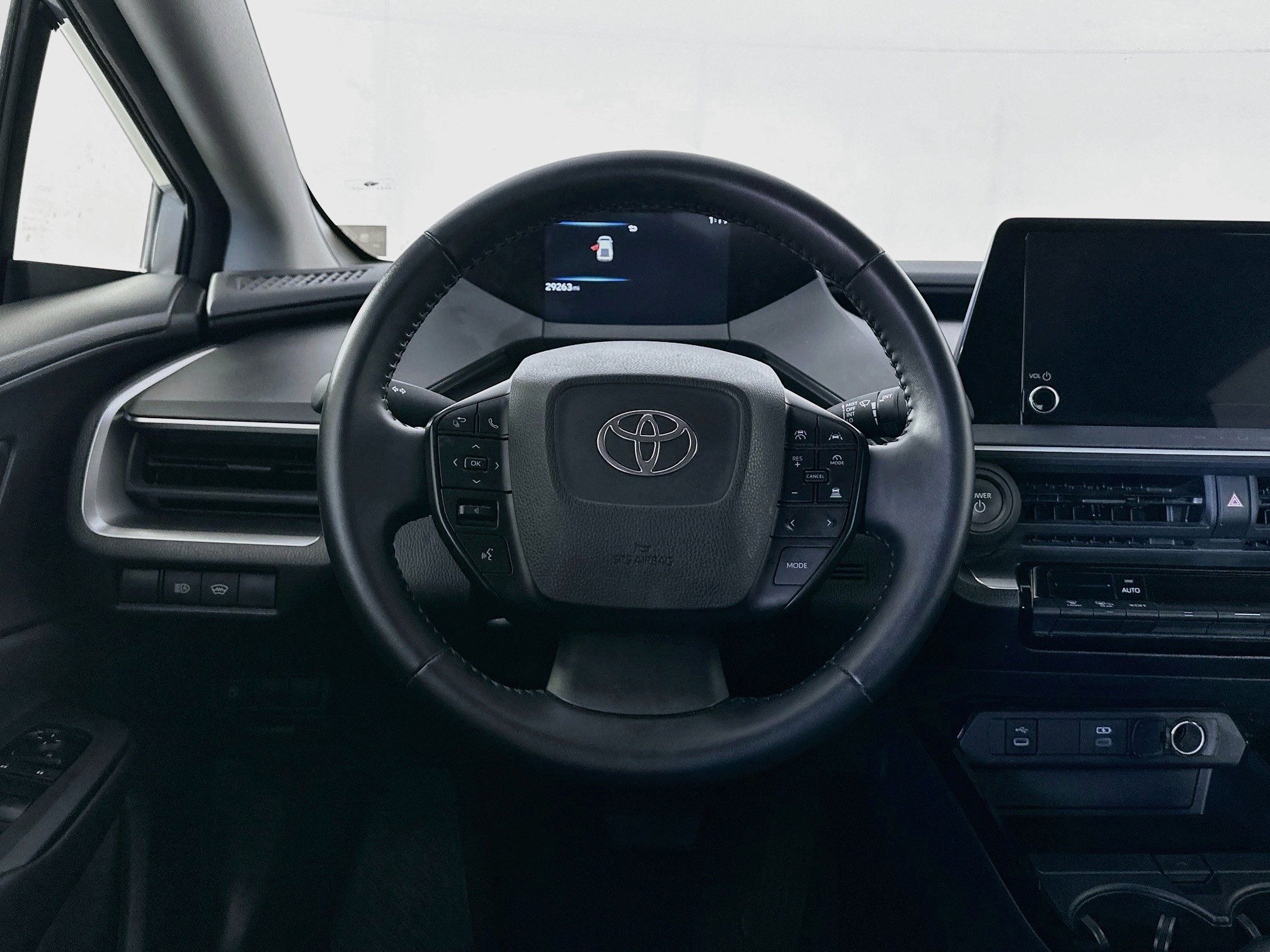 Used 2025 Toyota Prius LE FWD image 18