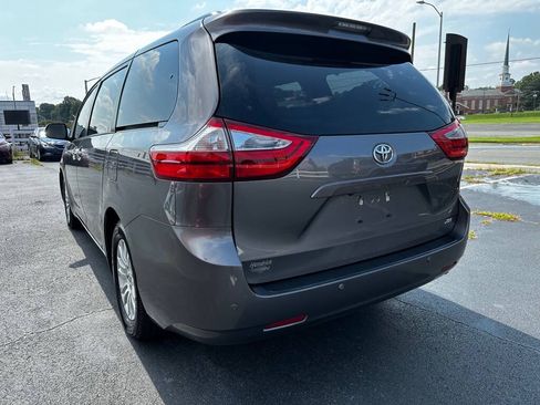 Used 2017 Toyota Sienna XLE Premium FWD image 5