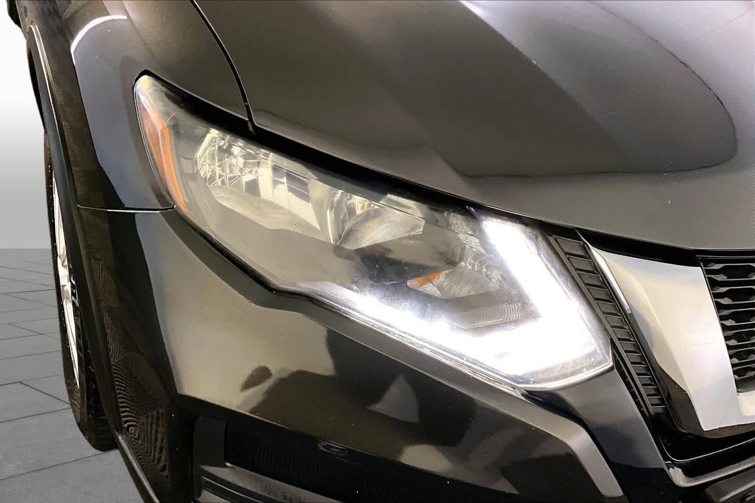 Used 2017 Nissan Rogue SV AWD/4WD image 27