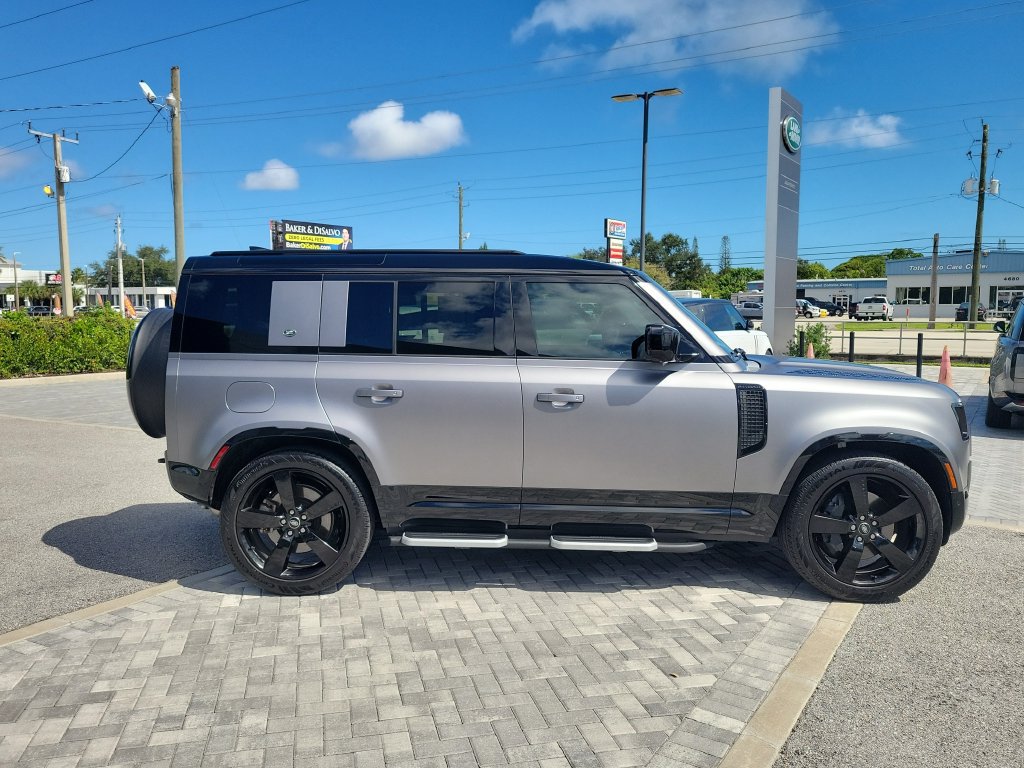 Used 2024 Land Rover Defender 110 X-Dynamic SE AWD/4WD image 6