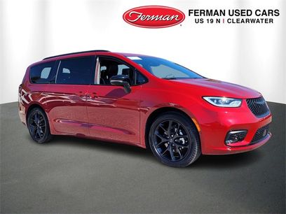 Used 2025 Chrysler Pacifica Limited w/ Uconnect Theater Family Group